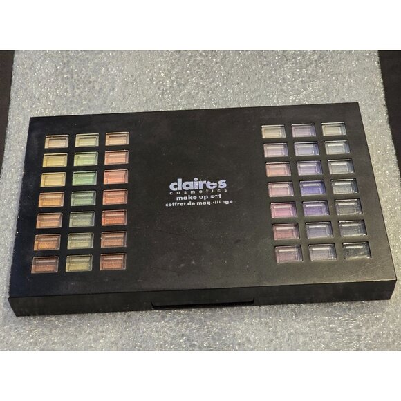 Claires Cosmetics Eyeshadow Palette 70-Color Makeup Set With Mirror - Picture 2 of 3